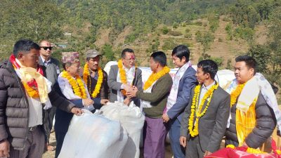 मन्त्री श्रेष्ठद्वारा थामी र हायु जातिलाई फाइवर सिरक वितरण