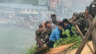 जोखिमपूर्ण अवस्थाबाट पाइलटको उद्धार गर्ने प्रहरी पुरस्कृत