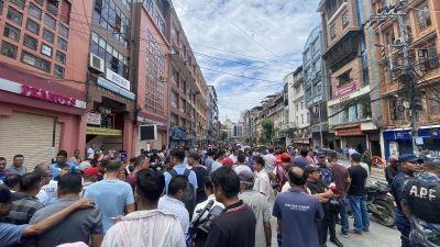 न्युरोड फुटपाथ विस्तारको विरोधमा उत्रिए स्थानीय