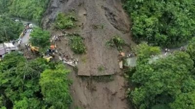 नारायणगढ–मुग्लिन सडकको सिमलतालमा पहिरोले दुईवटा बस बगायो, ६५ यात्रु बेपत्ता