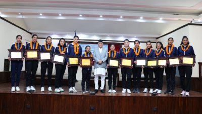 प्रधानमन्त्रीबाट महिला भलिबल खेलाडीलाई पुरस्कार वितरण