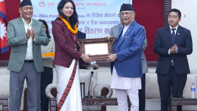 प्रधानमन्त्री ओलीबाट पदक विजेता पलेसालाई पुरस्कार प्रदान