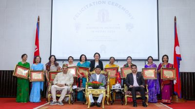वरिष्ठ महिला चिकित्सकहरूलाई राष्ट्रपतिबाट सम्मान