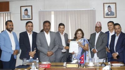 विमानस्थल मर्मतका कारण उत्पन्न समस्याको समाधान खोज्न परराष्ट्रमन्त्रीको आग्रह