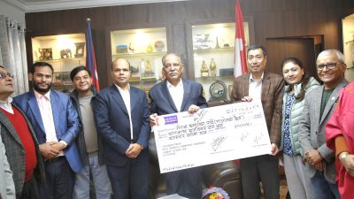 कर्मचारी महासंघद्वारा बाढीपहिरो पीडितका लागि पौने आठ लाख सहयोग