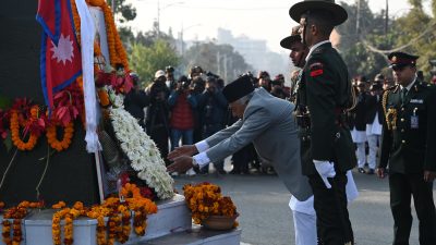 राष्ट्रपति रामचन्द्र पौडेलद्वारा पृथ्वीनारायण शाहको शालीकमा माल्यार्पण