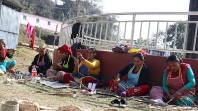 खेर जाने केराको थम्बाबाट ढकिया, चकटी, झोलालगायत विभिन्न सामग्री उत्पादन