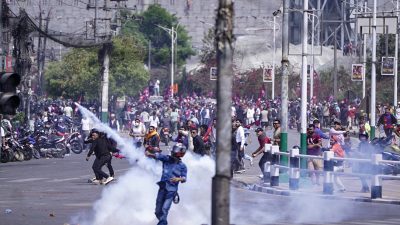 राजावादीको प्रदर्शन : मृत्यु हुनेको सङख्या २ पुग्यो, पत्रकार जलेको&hellip;
