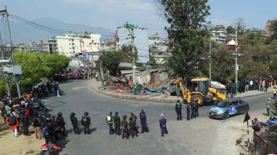 कालोपुलमा गुठी संस्थान मातहतका जग्गा अतिक्रमण गरेर बनाइएका संरचनामा डोजर&hellip;