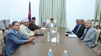 प्रमुख तीन दलका शीर्ष नेताको बैठक सिंहदरबारमा