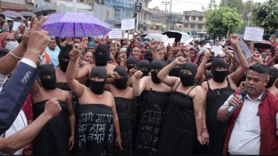 अर्धनग्न भएर माइतीघरमा सहकारी पीडितले गरे प्रदर्शन