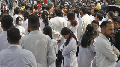 जोरपाटीका आवासीय डाक्टरहरुकोे प्रदर्शन