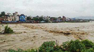 काठमाडौंमा गएराती भारी वर्षा,बागमती र धोबिखोलाले सतर्कता तह पार गर्यो