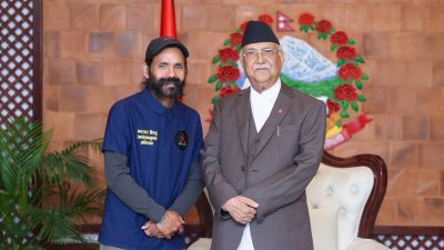 सुर्खेतबाट खाली खुट्टा हिँडेर आएका बोहोराले प्रधानमन्त्रीलाई भेटे