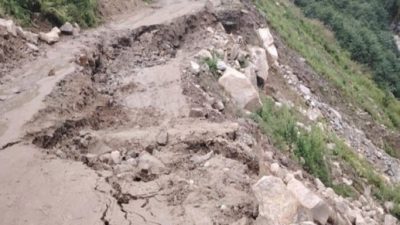 बाह्रबिसे-तातोपानी सडक अवरुद्ध, कोदारीमा सडक भासिँदा सवारी ठप्प