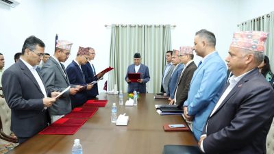 प्रधानमन्त्रीसमक्ष चार स्वास्थ्य विज्ञान प्रतिष्ठानका उपकुलपतिको सपथ