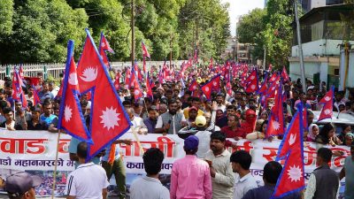 काठमाडौं महानगरको ज्यादतीविरुद्ध आन्दोलनमा उत्रिएका कबाड व्यवसायीले कार्यालयमै घेराउ गरे&hellip;