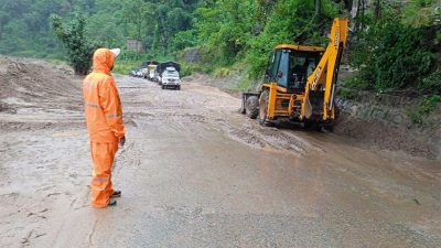 रोशी खोलाले बीपी राजमार्गको झण्डै एकदर्जन स्थानमा कटान
