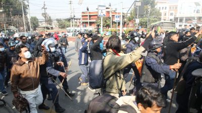 सर्वपक्षीय सरकार गठनको माग गर्दै माइतीघरमा भएको प्रदर्शनमा प्रहरीको हस्तक्षेप