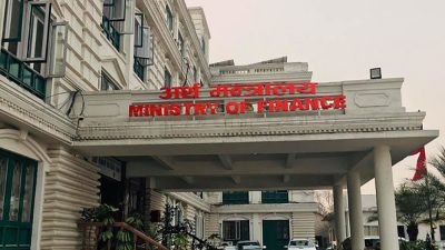 विशिष्ट पदाधिकारी तथा कर्मचारीको इन्धन सुविधामा कटौती