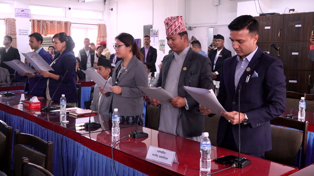 १२ वटा समिति सभापतिहरुले लिए पद तथा गोपनियताको सपथ