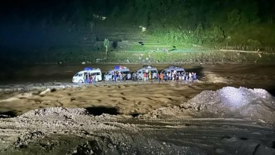 रोशी खोलामा फसेकाहरूको सशस्त्र प्रहरीद्वारा उद्धार