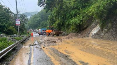 सिमलतालमा पहिरो पन्छाइएपछि मुग्लिन–नारायणगढ सडक पुनः सञ्चालन