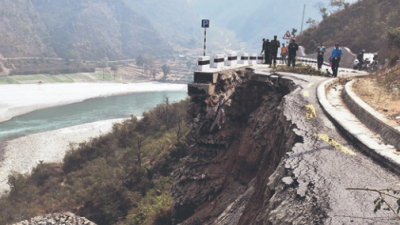अविरल वर्षा र पहिरोले देशभरका प्रमुख राजमार्ग अवरुद्ध, यात्रा अघि&hellip;