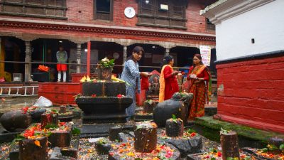 साउनको अन्तिम सोमबार : पानीको प्रवाह बेवास्ता गर्दै शिवालयमा भक्तजनको&hellip;
